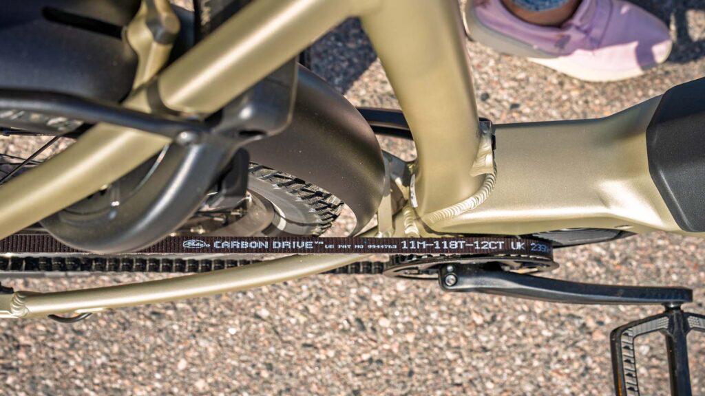 Hihnaveto kaupunkisähköpyörässä. Hihnaveto ei ole vain tekninen valinta – se on investointi huolettomaan ja pitkäikäiseen pyöräilykokemukseen.