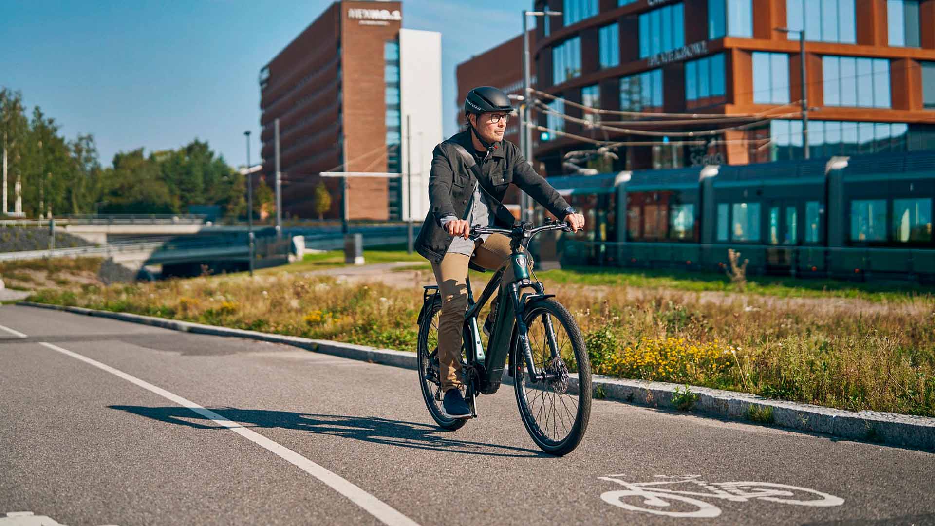 sähköpyörä työmatkalla suomalaisessa kaupunkiympäristössä