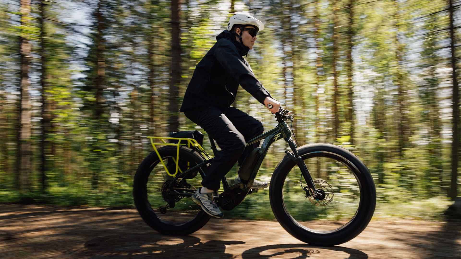 Sähköfatpyörä metsäpolulla syksyisessä maisemassa